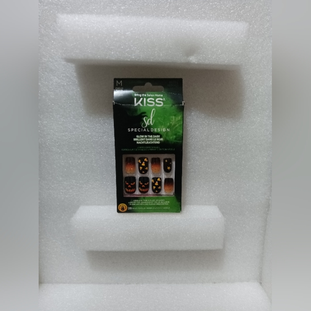KISS Special Design Glow Nails - Black and Orange
